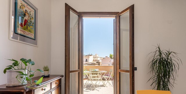 ザ テラス ビハインド ザ カテドラル バイ ワンダフル イタリー