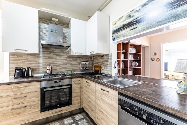 スペーシャス フラット W バルコニー  3  ミン トゥ カディコイ スクエア