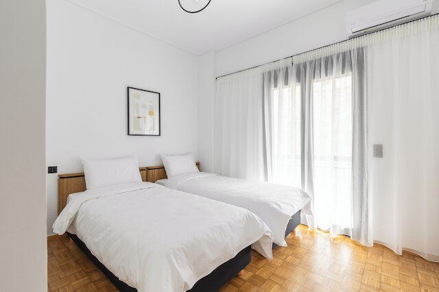 エリオット ネアポリ、アテネ