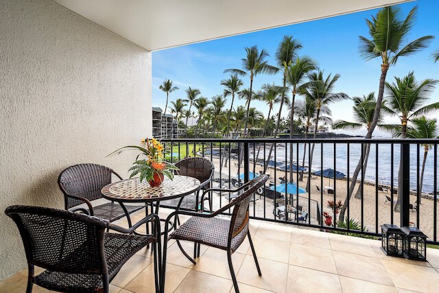 コナ バイ ザ シー