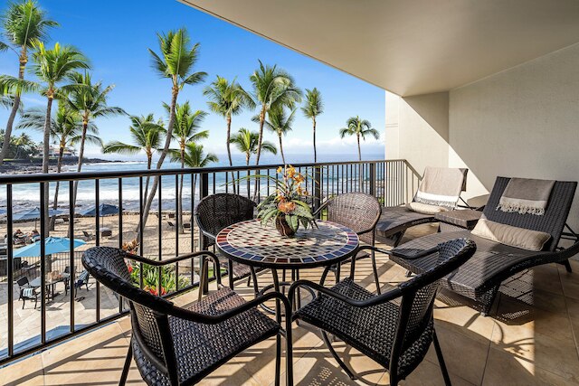 コナ バイ ザ シー