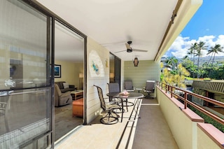 ホヌ ハレ ミニッツ アウェイ フロム ザ ビーチ！