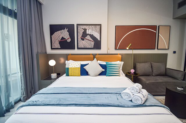 ブランドニュースタジオ、ビジネスベイ内 - MAG