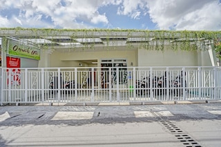 OYO  90804 オマ ウティ ホームステイ シャリア