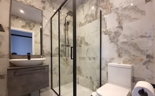 スタイリッシュ キング ベッド スイート フリー パーキング ラージ パティオ