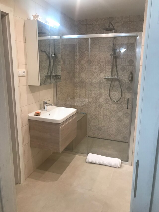 プラハ10の素敵で新しく改装されたアパート