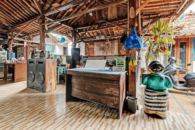 SPOT ON 91916 Joglo Doyong ホームステイ シャリーア