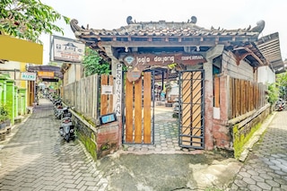 SPOT ON 91916 Joglo Doyong ホームステイ シャリーア