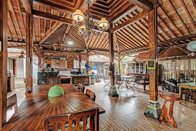 SPOT ON 91916 Joglo Doyong ホームステイ シャリーア