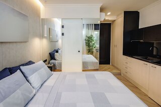 トリプルAアパートメンツ - アリストファノス20