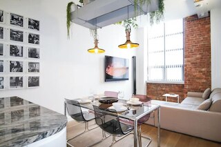 1 ベッド ロフト アパートメント フリー パーキング セントラル