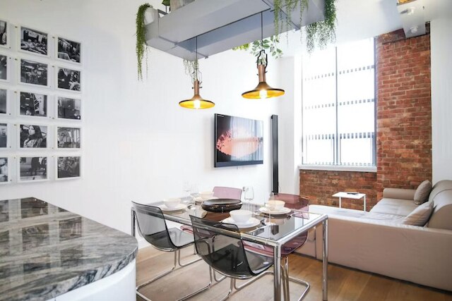 1 ベッド ロフト アパートメント フリー パーキング セントラル