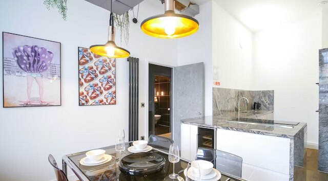 1 ベッド ロフト アパートメント フリー パーキング セントラル