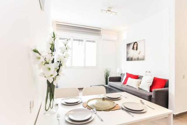 海とカーメルマーケット近くのアパート