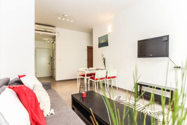 海とカーメルマーケット近くのアパート