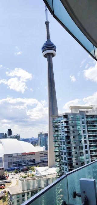 iHost スイーツ ダウンタウン トロント