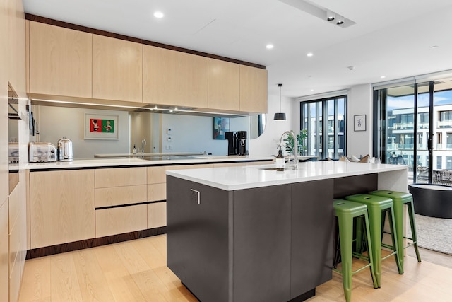 サニー&スペイシャス イン ワイニヤード クォーター