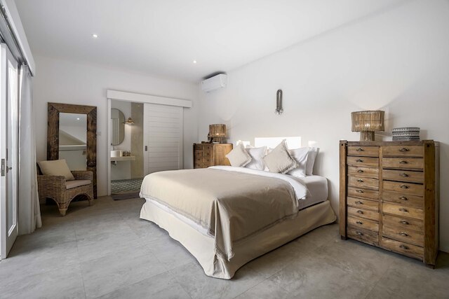 アカーサディレヌッチバイアルフレッドインバリ