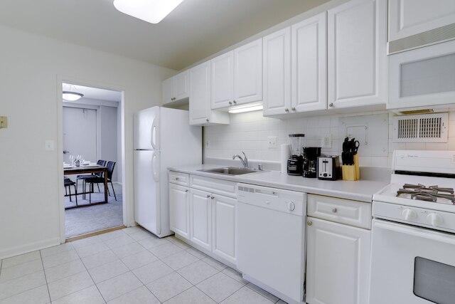 エクスクルーシブ コンド アット クリスタル シティ