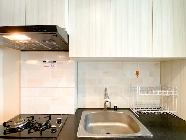 コージー ステイ スタジオ タマンサリ マホガニー カラワン アパートメント