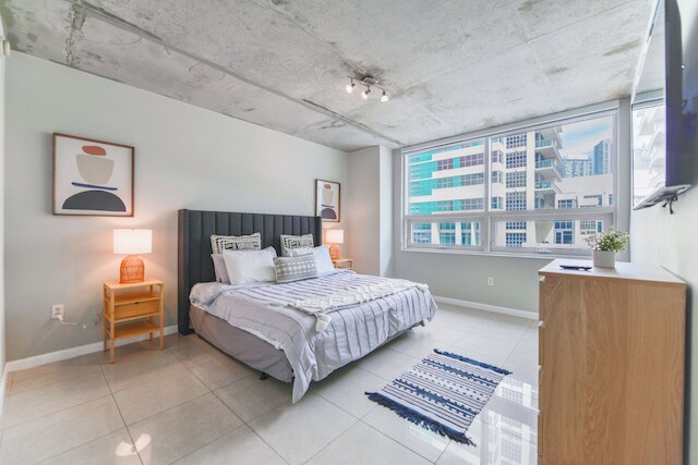 ミッドブロック・マイアミの素晴らしいファミリーアパートメント付きプール