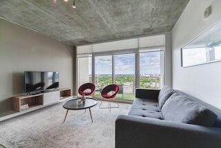 ミッドブロックでの素敵なコンド | プール＆駐車場