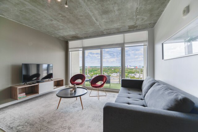 ミッドブロックでの素敵なコンド | プール&駐車場