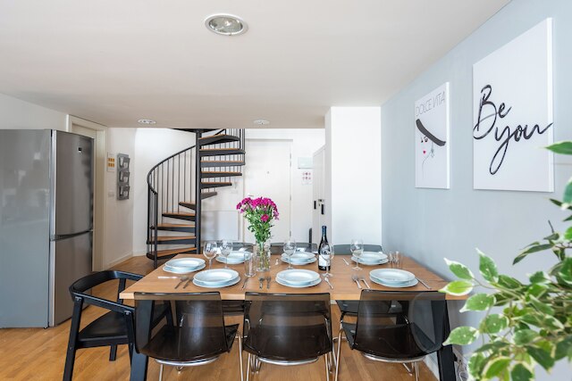 モダンな3ベッドルームのアパートメントにはエアコンが備わっています