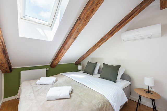 モダンな3ベッドルームのアパートメントにはエアコンが備わっています