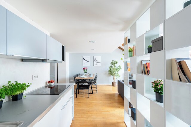 モダンな3ベッドルームのアパートメントにはエアコンが備わっています