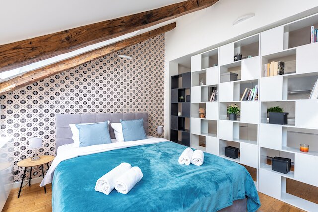 モダンな3ベッドルームのアパートメントにはエアコンが備わっています