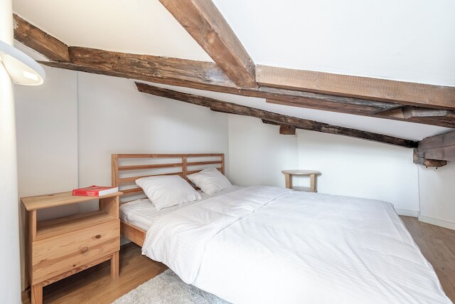 モダンな3ベッドルームのアパートメントにはエアコンが備わっています