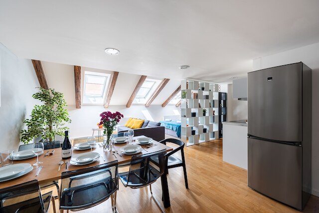 モダンな3ベッドルームのアパートメントにはエアコンが備わっています