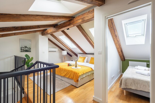 モダンな3ベッドルームのアパートメントにはエアコンが備わっています