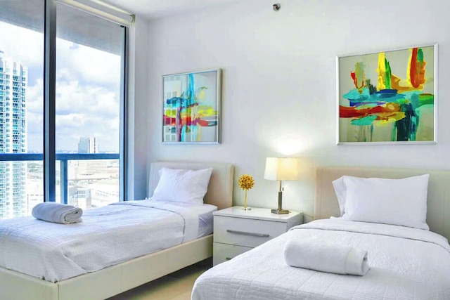 アメージング コンドズ アット アイコン ブリッケル ウィズ プール