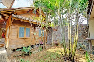 SPOT ON 92975 アリア ホステル カプセル Cihampelas