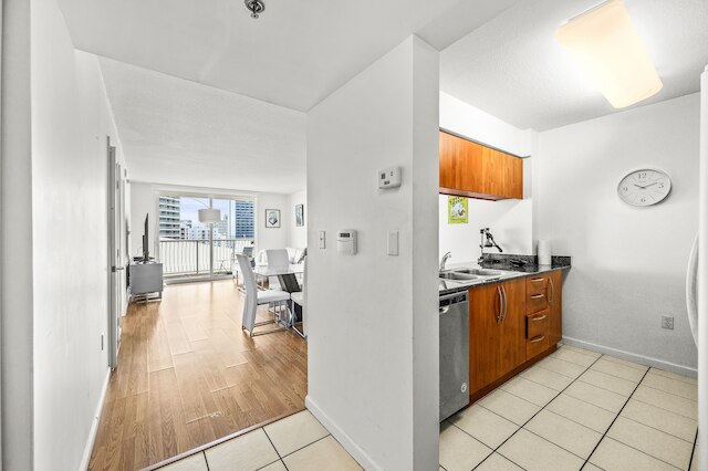 ブリケルの素晴らしい高層ビルとプール