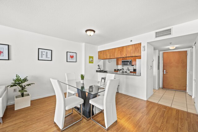 ブリケルの素晴らしい高層ビルとプール