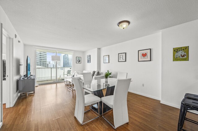 ブリケルの素晴らしい高層ビルとプール