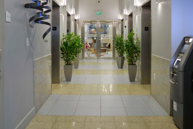 ブリケルの素晴らしい高層ビルとプール