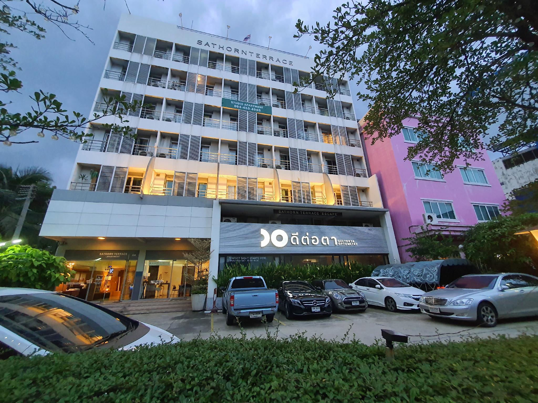 サトーン テラス アパートメント