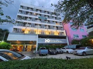 サトーン テラス アパートメント