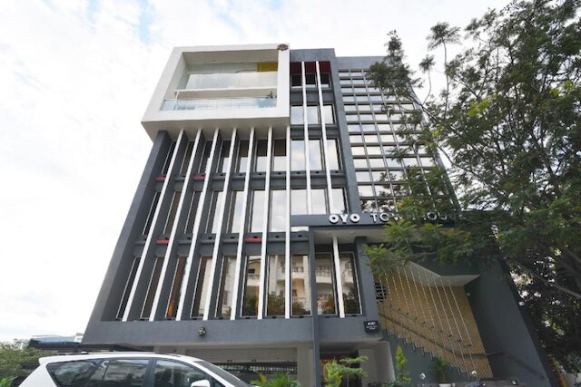 Super OYO Townhouse 258 Spruce Hotel