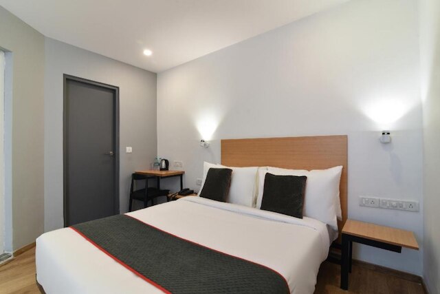 Super OYO Townhouse 258 Spruce Hotel