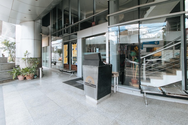 レッドドアーズ プラス アット エ ロドリゲス コーナー バナウェ