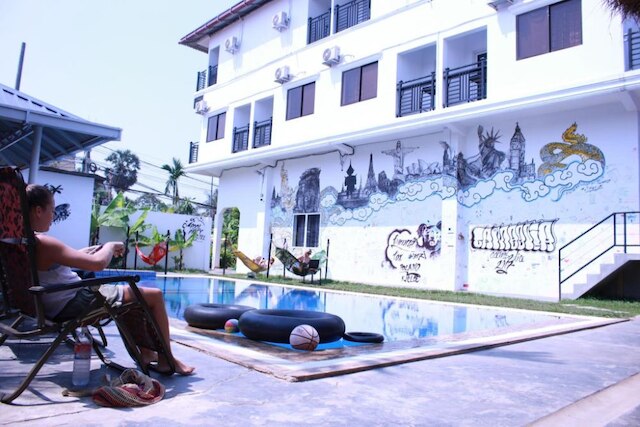 プール パーティ ホステル