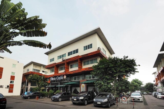 OYO 995 ブルー カフェ アパートメント