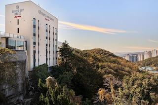 Brown-dot Hotel Signature