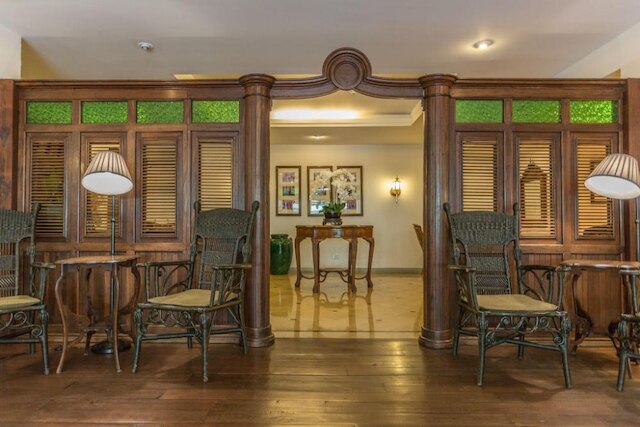 アット 21 サラデーン