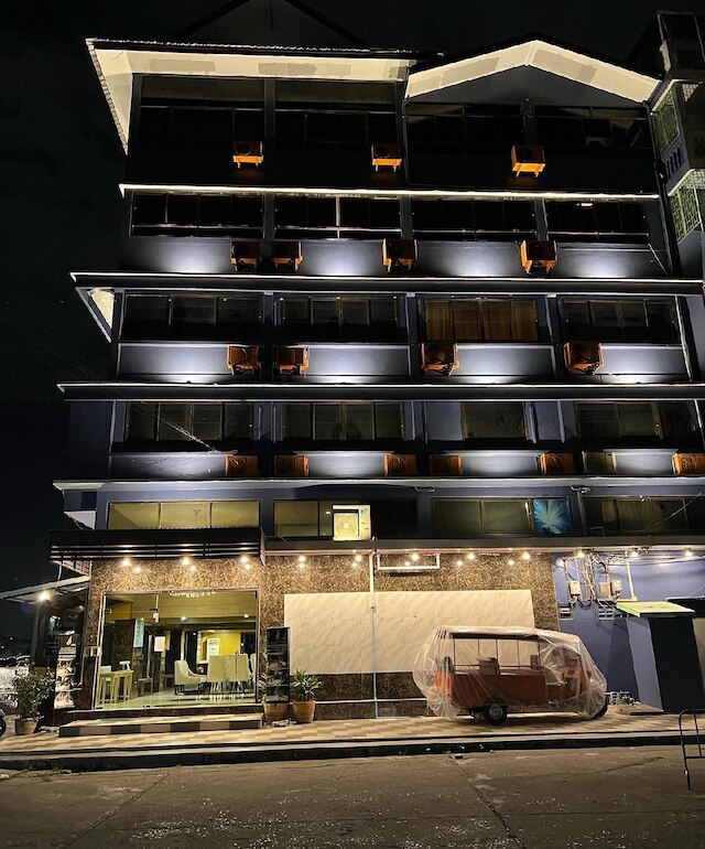 アナンドプラ リバーサイド ホテル